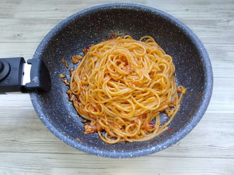 準備中『トマトの旨辛アラビアータパスタ (トマトペーストver)』のレシピ・作り方