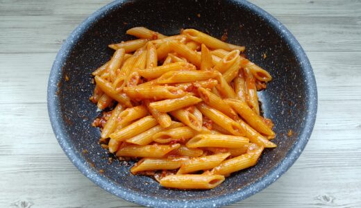 『トマトの旨辛ペンネアラビアータパスタ (トマトペーストver)』のレシピ・作り方